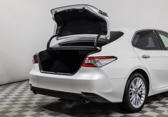 Подержанный автомобиль Toyota Camry Sedan 2018 года (17 фото)