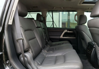 Подержанный автомобиль Toyota Land Cruiser Suv 2008 года (28 фото)