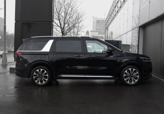 Подержанный автомобиль Kia Carnival 2021 года (4 фото)