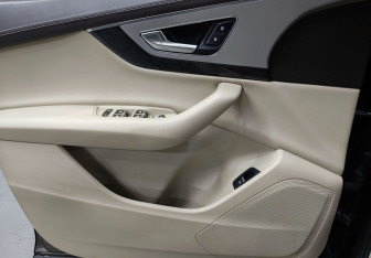 Подержанный автомобиль Audi Q7 2015 года (15 фото)