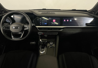 Подержанный автомобиль Geely Monjaro 2025 года (12 фото)