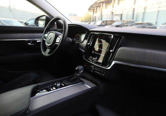 Подержанный автомобиль Volvo S90 2021 года (9 фото)