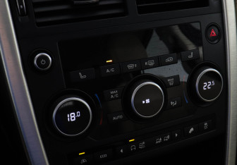 Подержанный автомобиль Land Rover Discovery Sport 2015 года (13 фото)
