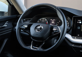 Подержанный автомобиль Skoda Octavia Liftback 2023 года (14 фото)