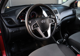 Подержанный автомобиль Hyundai Solaris Hatchback 2012 года (12 фото)