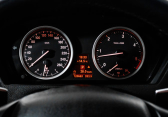 Подержанный автомобиль BMW X6 2013 года (10 фото)