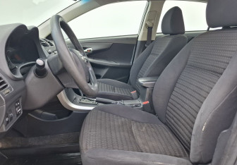 Подержанный автомобиль Toyota Corolla Sedan 2010 года (10 фото)