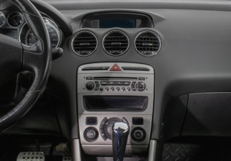 Подержанный автомобиль Peugeot 308 Hatchback 2010 года (14 фото)