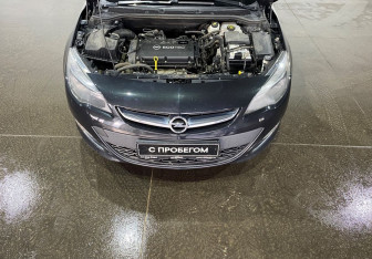 Подержанный автомобиль Opel Astra Sedan 2012 года (14 фото)