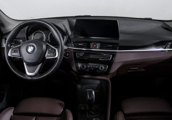 Подержанный автомобиль BMW X1 2021 года (12 фото)
