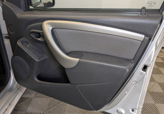 Подержанный автомобиль Renault Duster 2014 года (23 фото)