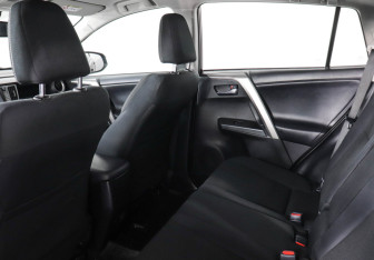 Подержанный автомобиль Toyota RAV4 2017 года (12 фото)