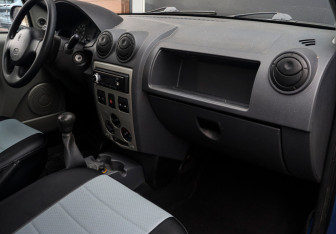 Подержанный автомобиль Renault Logan Sedan 2006 года (9 фото)