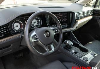 Подержанный автомобиль Volkswagen Touareg 2018 года (11 фото)