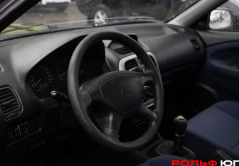 Подержанный автомобиль Mitsubishi Carisma Sedan 2002 года (3 фото)