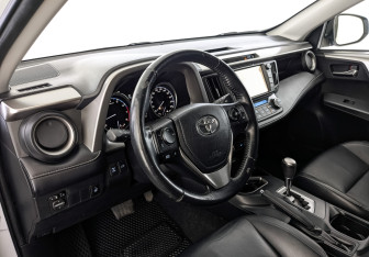Подержанный автомобиль Toyota RAV4 2019 года (15 фото)
