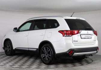 Подержанный автомобиль Mitsubishi Outlander 2016 года (7 фото)
