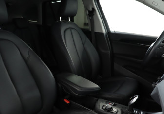 Подержанный автомобиль BMW X1 2018 года (16 фото)