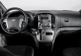 Подержанный автомобиль Hyundai H-1 2010 года (13 фото)