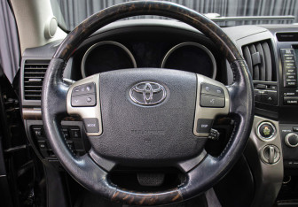 Подержанный автомобиль Toyota Land Cruiser Suv 2008 года (18 фото)