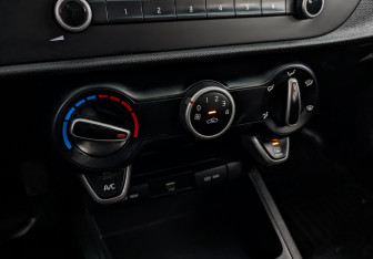 Подержанный автомобиль Kia Rio Hatchback 2021 года (20 фото)