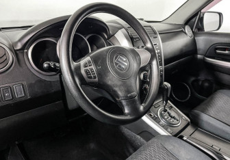 Подержанный автомобиль Suzuki Grand Vitara 2013 года (13 фото)