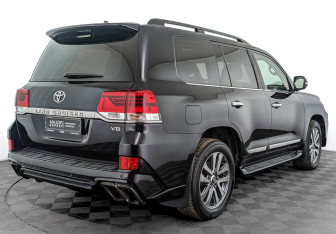 Подержанный автомобиль Toyota Land Cruiser Suv 2017 года (5 фото)