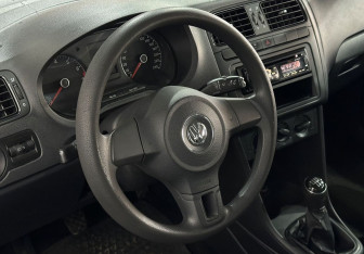 Подержанный автомобиль Volkswagen Polo Sedan 2014 года (11 фото)
