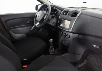 Подержанный автомобиль Renault Sandero 2016 года (5 фото)