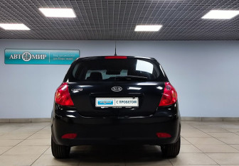 Подержанный автомобиль Kia Ceed Hatchback 2009 года (6 фото)