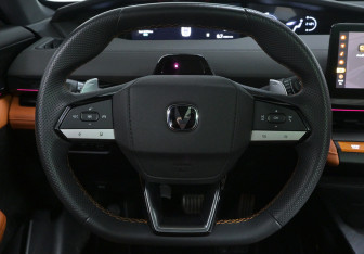 Подержанный автомобиль Changan UNI-V 2023 года (11 фото)