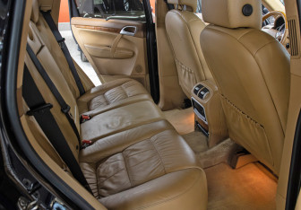 Подержанный автомобиль Porsche Cayenne 2006 года (12 фото)