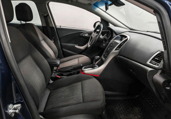 Подержанный автомобиль Opel Astra Hatchback 2011 года (9 фото)