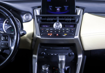 Подержанный автомобиль Lexus NX 2017 года (14 фото)