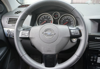 Подержанный автомобиль Opel Astra Hatchback 2008 года (13 фото)