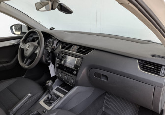 Подержанный автомобиль Skoda Octavia Liftback 2019 года (13 фото)
