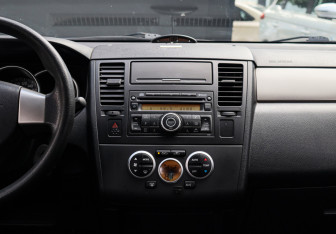 Подержанный автомобиль Nissan Tiida Hatchback 2010 года (10 фото)