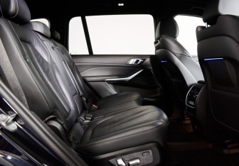 Подержанный автомобиль BMW X7 2021 года (10 фото)