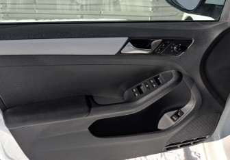 Подержанный автомобиль Volkswagen Jetta Sedan 2016 года (19 фото)