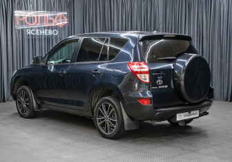 Подержанный автомобиль Toyota RAV4 2011 года (7 фото)