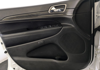 Подержанный автомобиль Jeep Grand Cherokee 2020 года (19 фото)