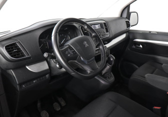 Подержанный автомобиль Peugeot Traveller 2018 года (9 фото)
