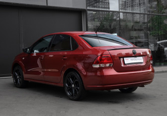 Подержанный автомобиль Volkswagen Polo Sedan 2012 года (7 фото)