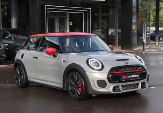 Подержанный автомобиль MINI Hatch 2019 года (3 фото)