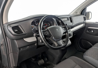 Подержанный автомобиль Peugeot Traveller 2021 года (17 фото)