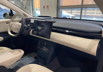 Подержанный автомобиль Zeekr X 2023 года (14 фото)