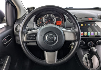 Подержанный автомобиль Mazda 2 Hatchback 2012 года (22 фото)
