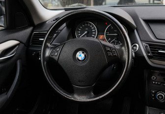 Подержанный автомобиль BMW X1 2013 года (11 фото)
