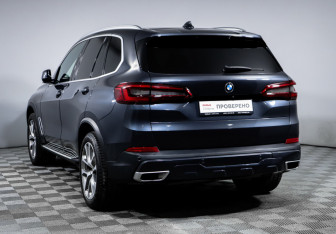 Подержанный автомобиль BMW X5 2019 года (7 фото)