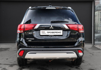 Подержанный автомобиль Mitsubishi Outlander 2020 года (5 фото)
